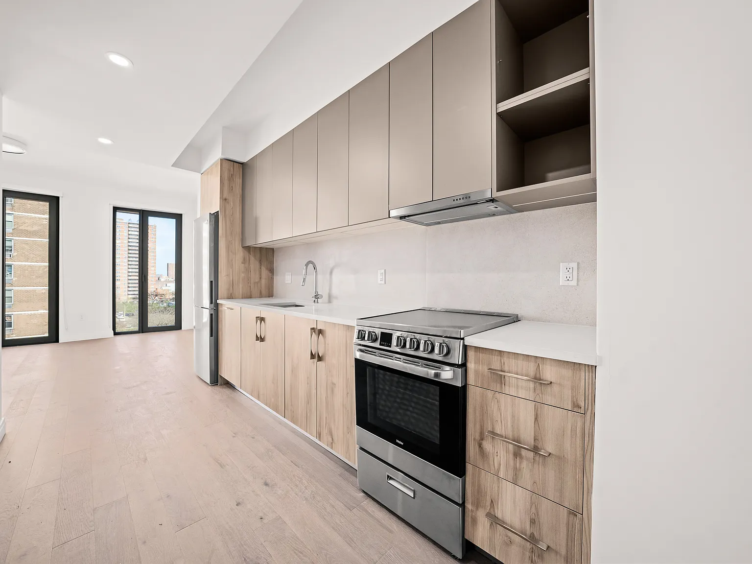 255 Lorimer St — Photo 4