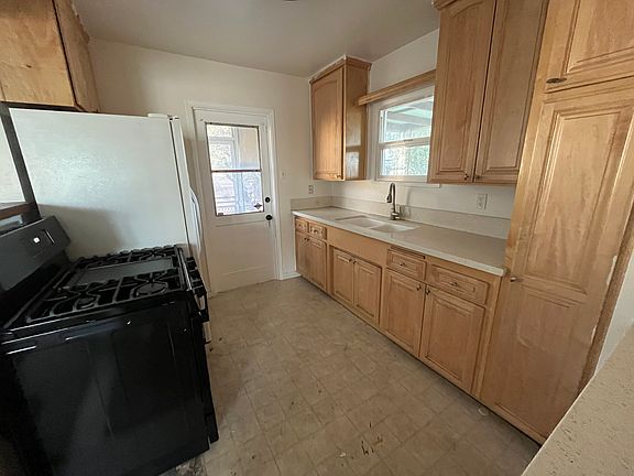 3rd image of 16112 Boyle Ave