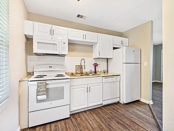 3rd image of 1109-1113 W 10th St