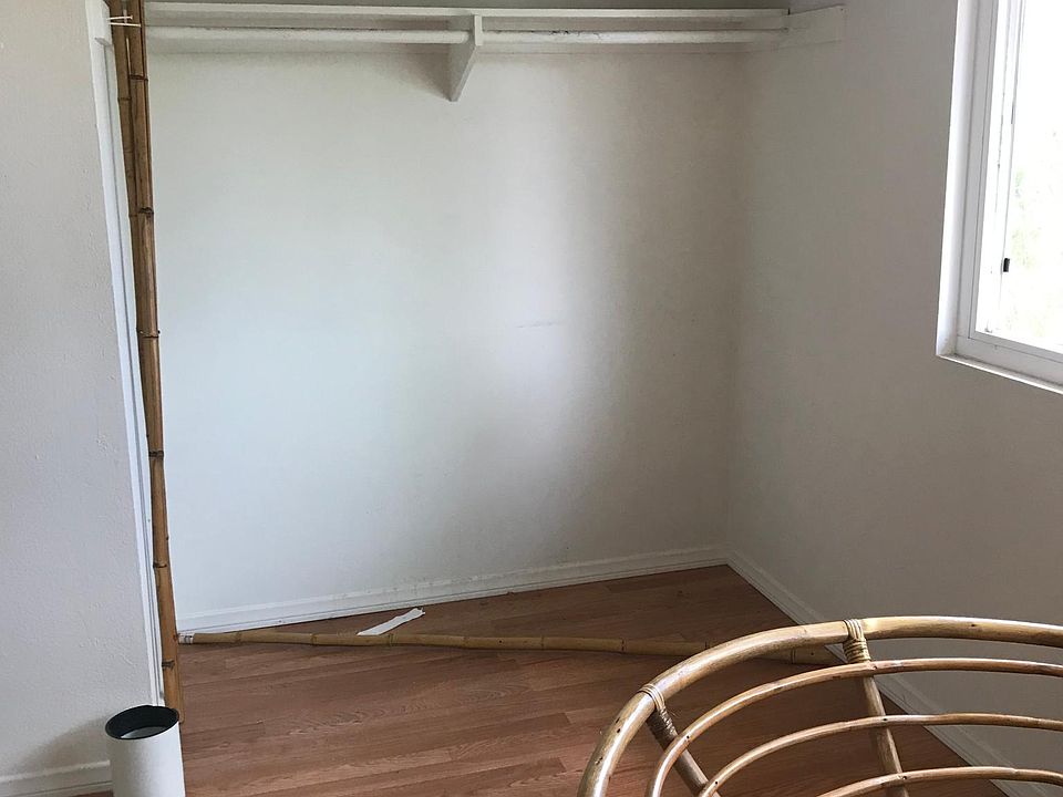 Medium size sunny room...