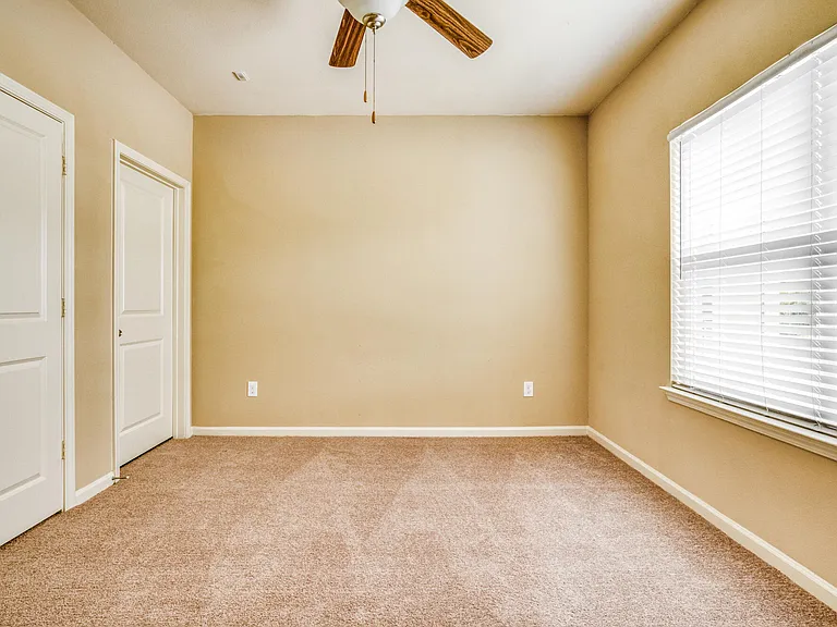 1044 Norwood Park Blvd — Photo 9