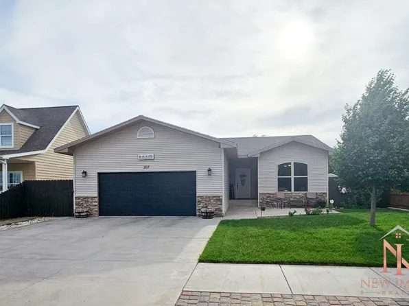 207 Sydnee Ln, Holcomb, KS 67851