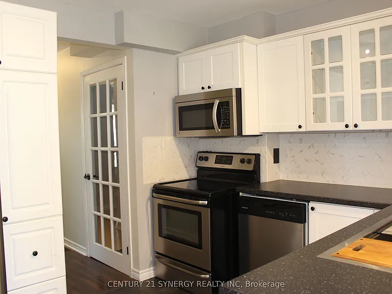 241 Wilfred Cres — Photo 3