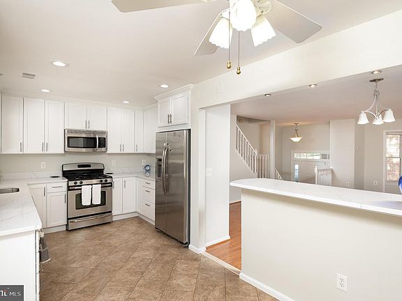 3rd image of 13 Carriage House Alexandria Vl