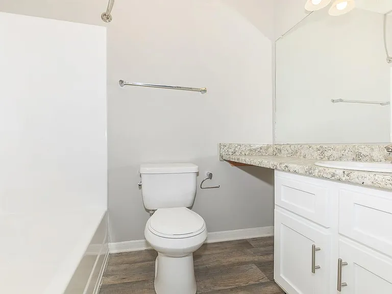Hillhurst Apartments — Photo 15