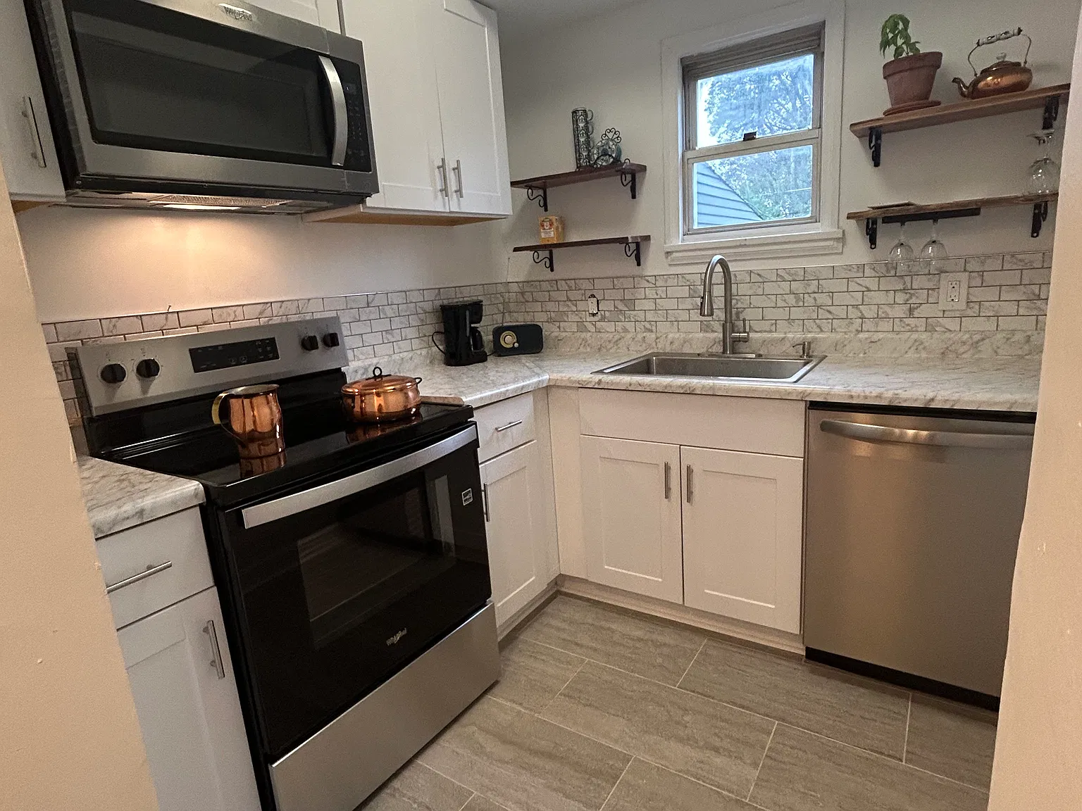 2 bed, 896 sqft, $1,975 — Photo 2