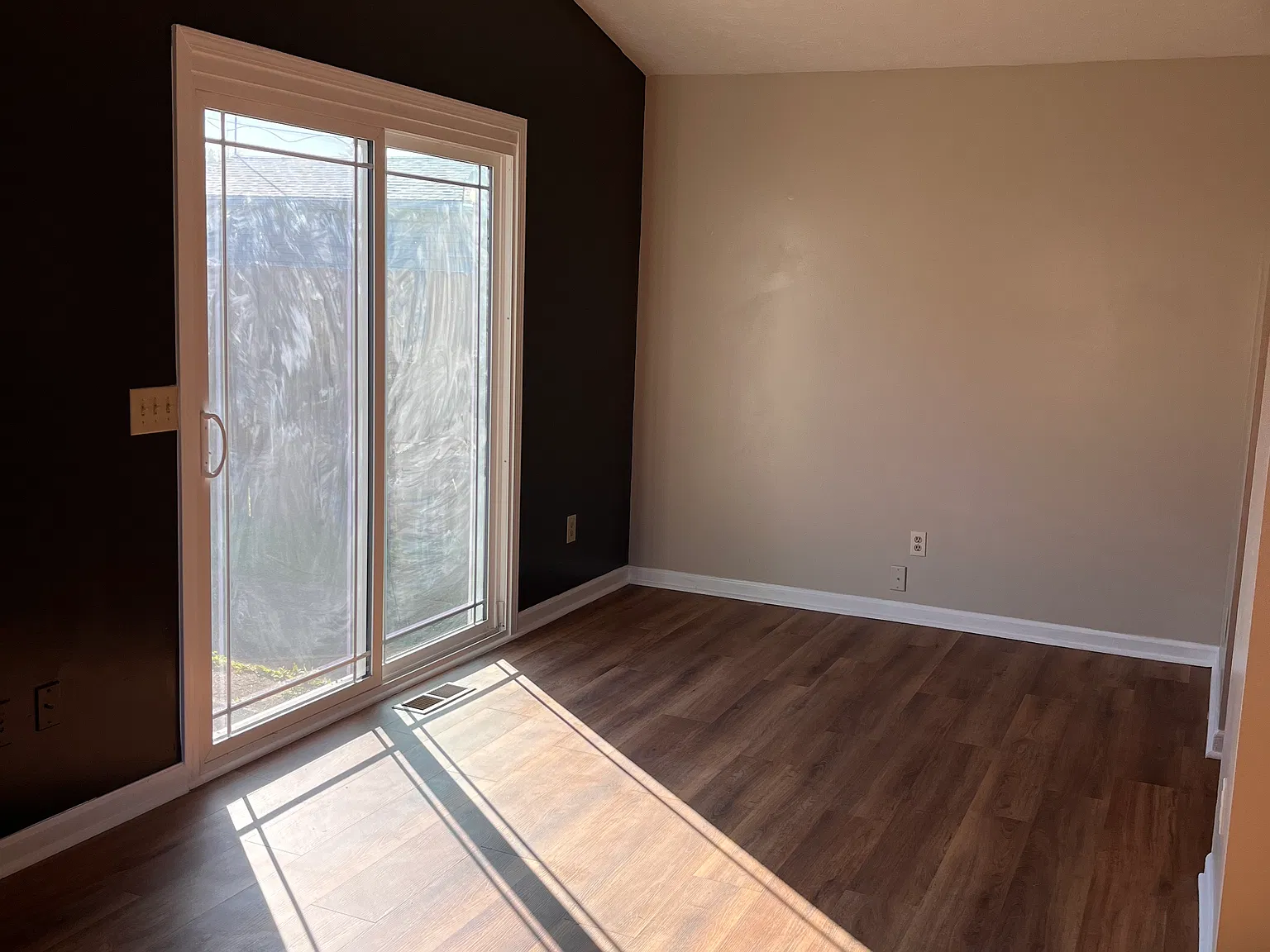 3 bed, 1056 sqft, $1,595 — Photo 4
