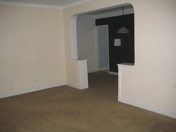 69-10 Yellowstone Boulevard image 1 of 6