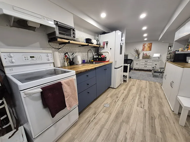 1191 Woodbine Ave #BASEMENT — Photo 2