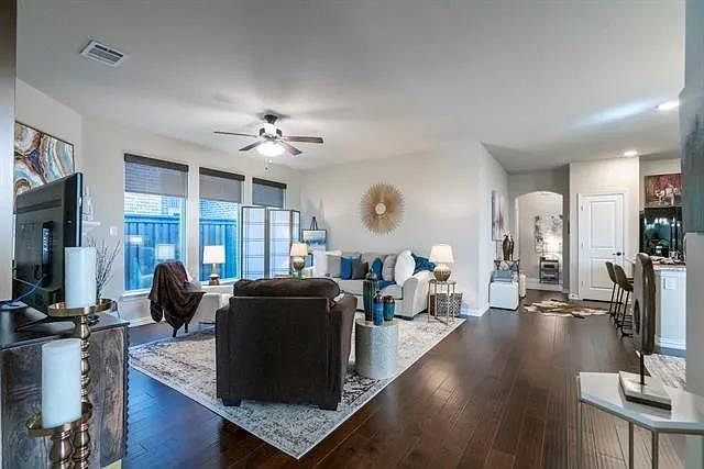 2nd image of 2048 Miramar Dr