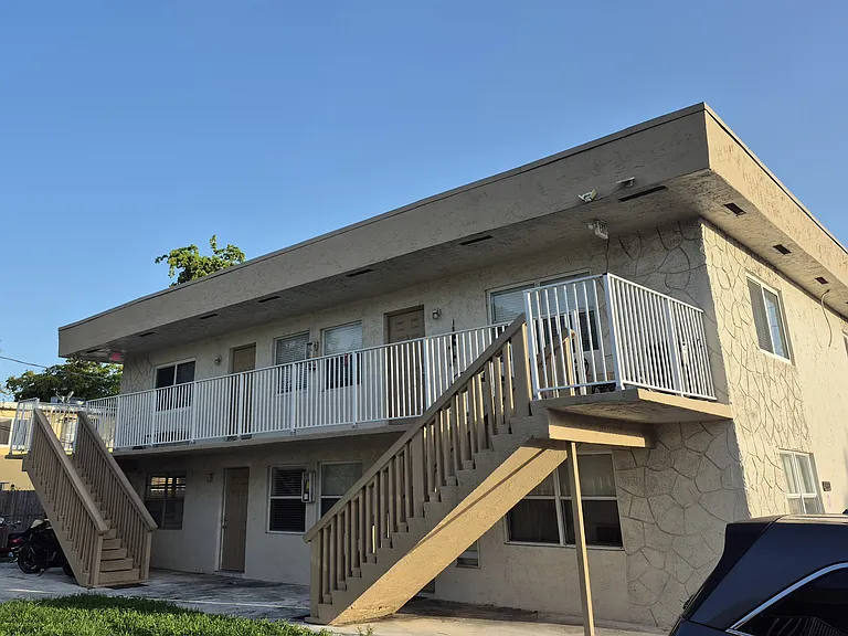 3661 SW 60th Ave — Photo 1