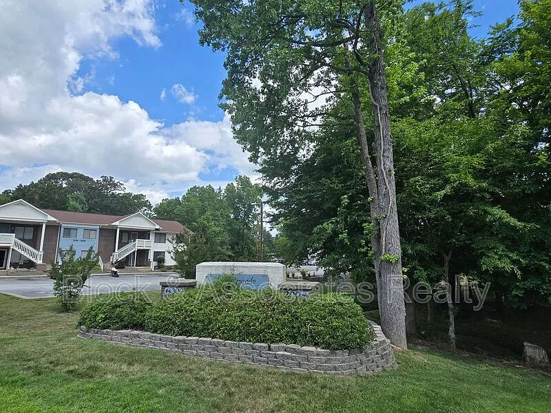 2 bed, 1.0 bath, $1,400 — Photo 2