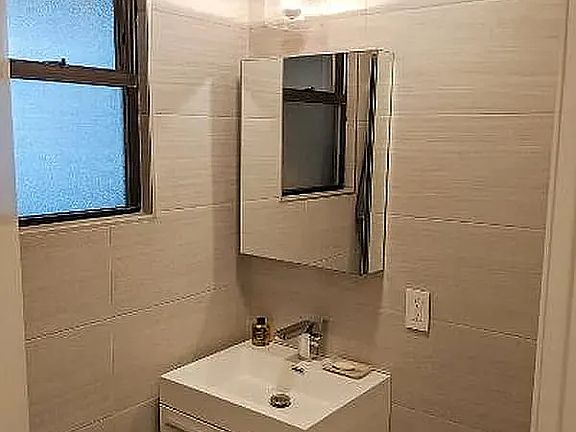 5th image of 248 10th Ave #3R