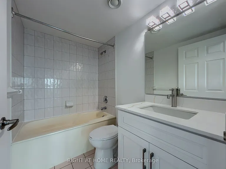 8 Lee Centre Dr #1008 — Photo 23