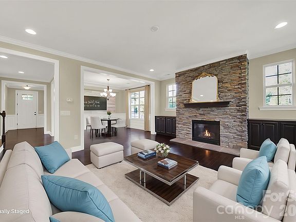 5th image of 989 Emory Ln
