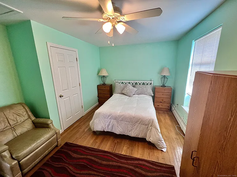906 E Broadway — Photo 12