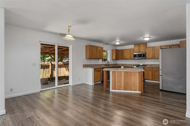 4th image of 19514 104th Avenue E