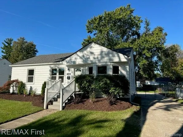 1330 Balmoral Dr, Mount Clemens, MI 48043