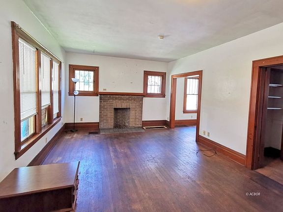 4th image of 66 Franklin Ave