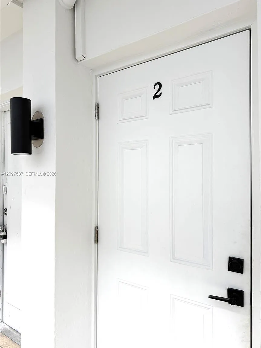 1235 Normandy Dr — Photo 2