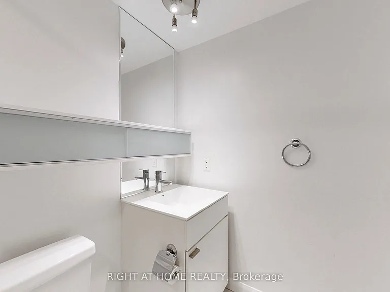 111 Elizabeth St #818 — Photo 18