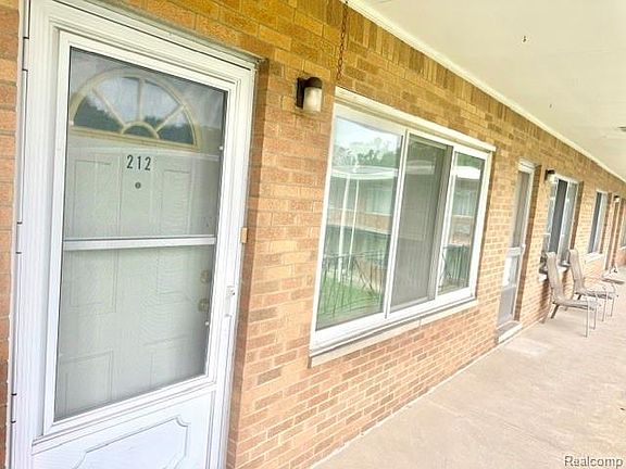 3rd image of 17121 Redford St APT 212