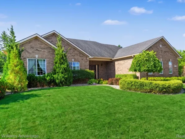 54525 Brentwood Dr, South Lyon, MI 48178