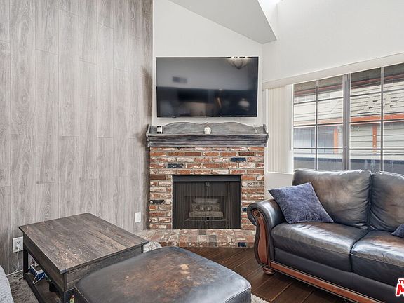 4th image of 15946 Vanowen St Unit 209