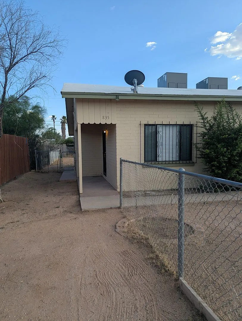 Cute 2 bedroom townhouse — Photo 1