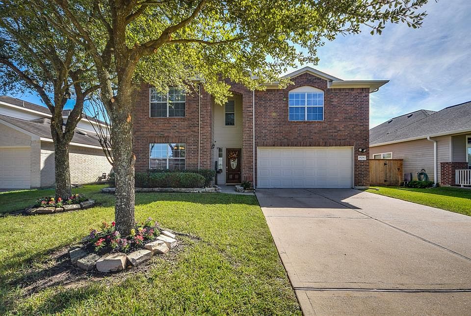 Welcome home to 19714 Sternwood Manor Drive.