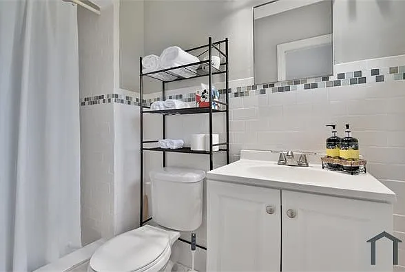 250 SE Park St #3 — Photo 3