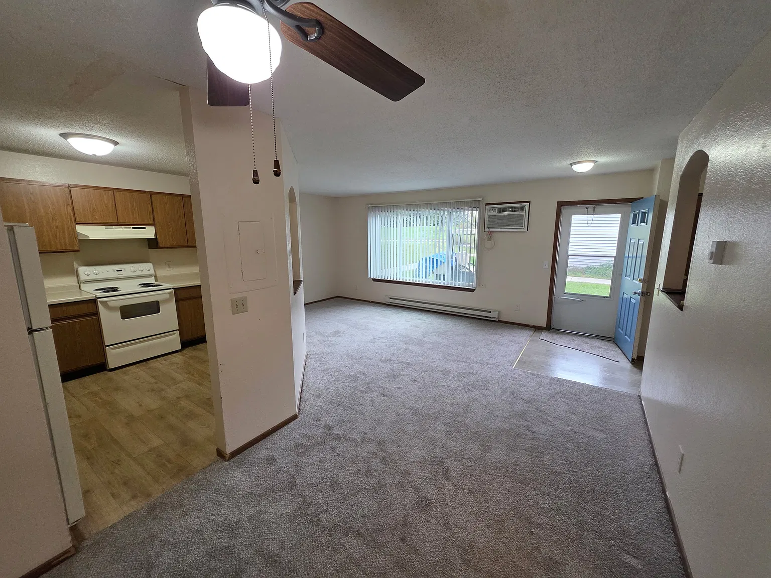 2 bed, 1.5 bath, 988 sqft, $1,325 — Photo 2
