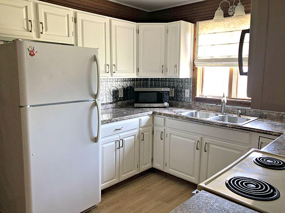 4th image of 220 Lake St