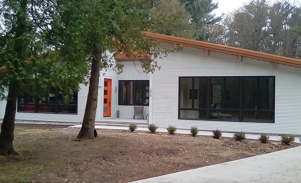 1st image of 270 E Sands St
