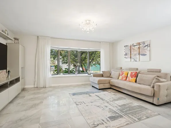 2812 E 27th St #204, Brooklyn, NY 11235