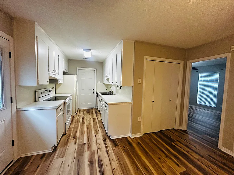 3760 Gatewood Dr — Photo 6