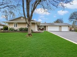 15371 W Clover Ln, Libertyville, IL 60048