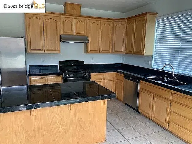 4 bed, 3201 sqft, $3,900 — Photo 4