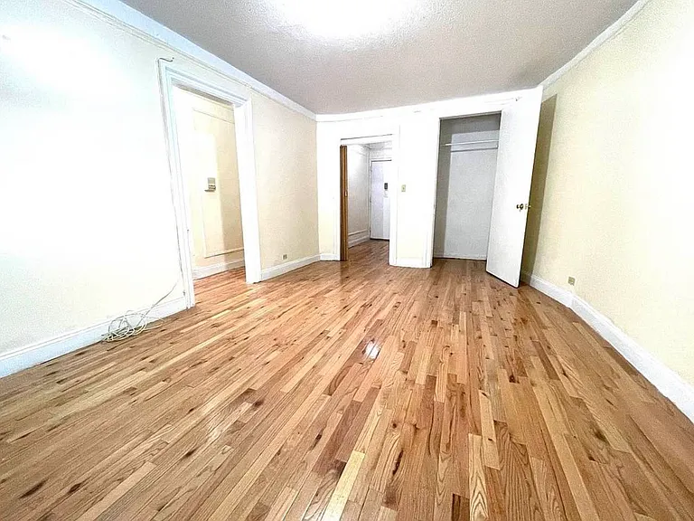 560 Audubon Ave #1R — Photo 2