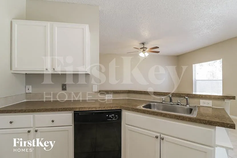 4 bed, 2.0 bath, 1300 sqft, $1,555 — Photo 4