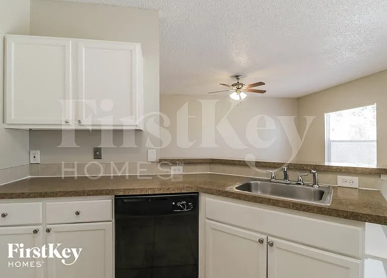 115 Marsh St — Photo 4