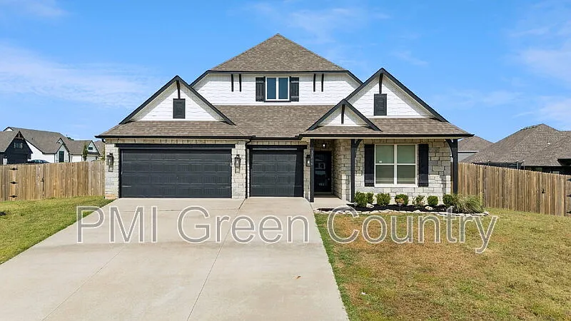 3 bed, 2.5 bath, 2313 sqft, $2,440 — Photo 1