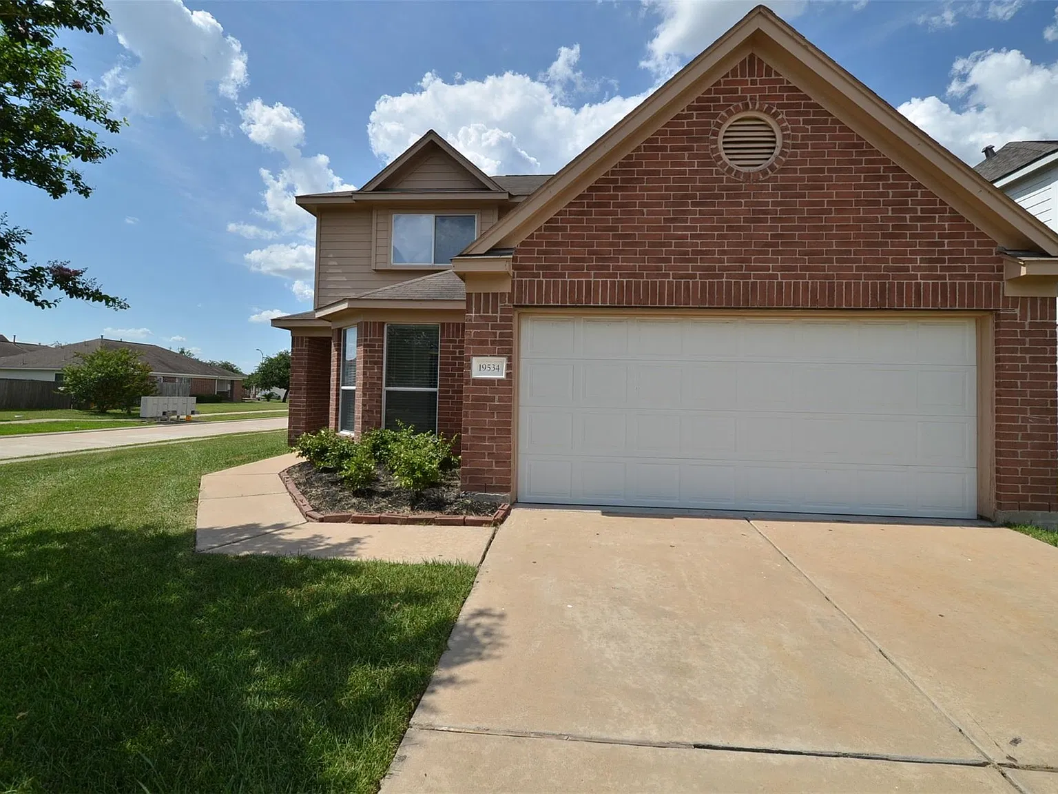 4 bed, 3.0 bath, 2301 sqft, $1,900 — Photo 1