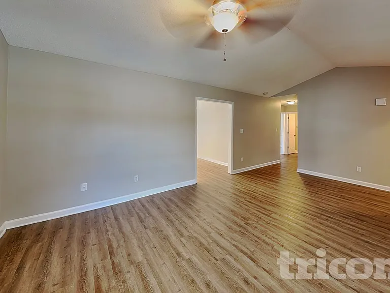 2112 McKinnon Dr — Photo 3