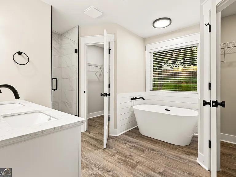 240 Clearwater Dr — Photo 14