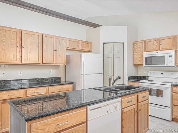 4th image of 2418 SW Santana Ave