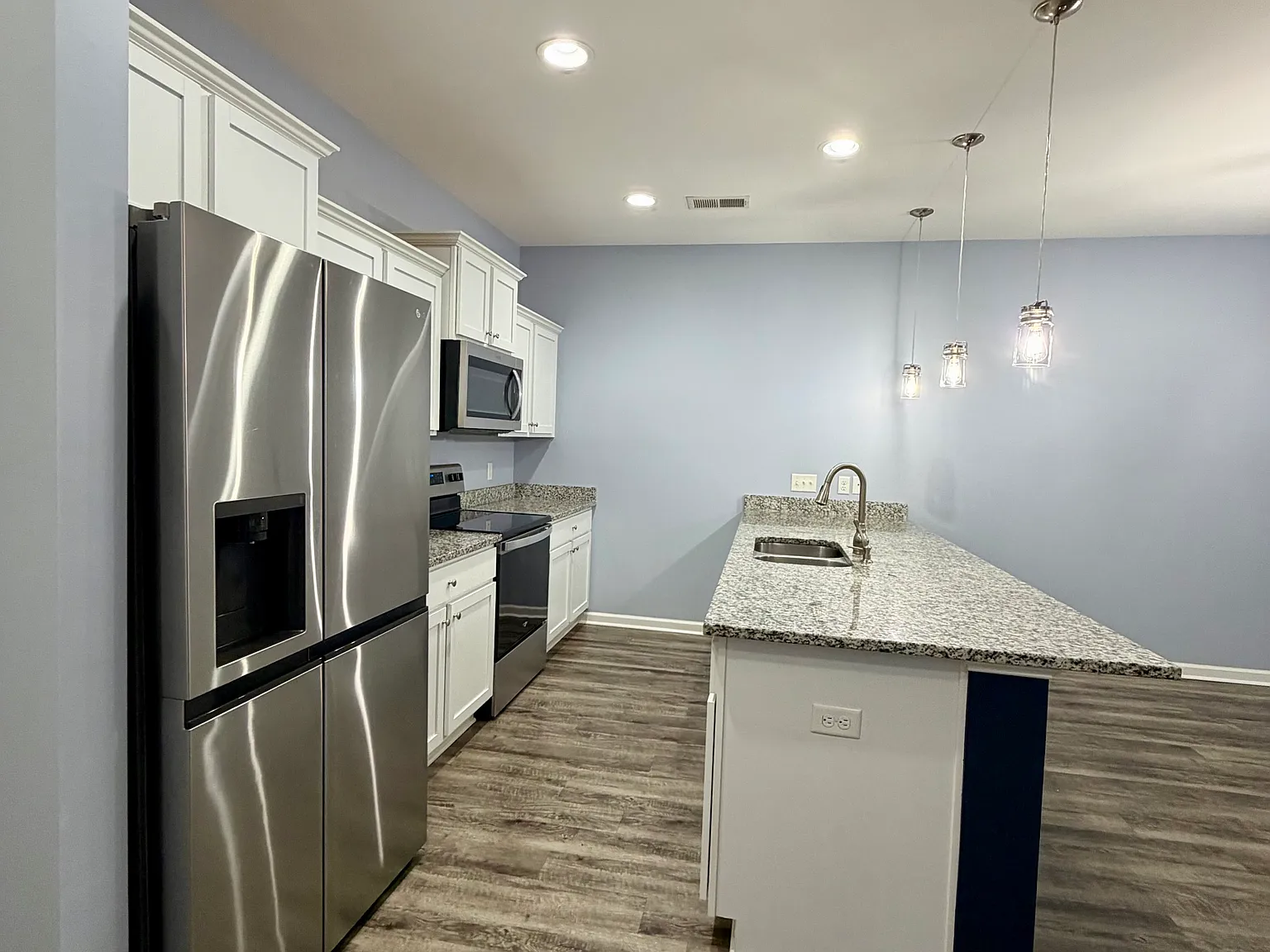 4 bed, 2.5 bath, 2204 sqft, $2,500 — Photo 2