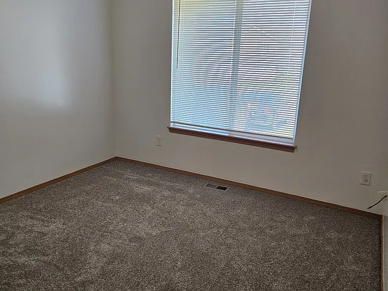 504 Stonedale Dr — Photo 5