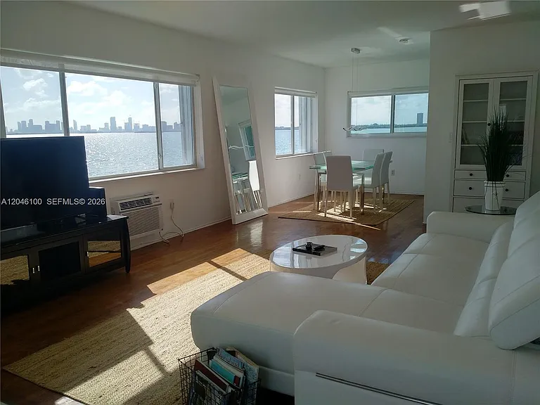 1830 S Treasure Dr #21 — Photo 3
