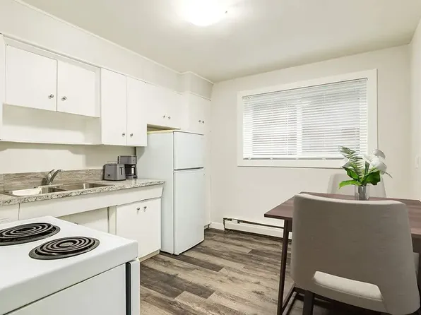 10657 103rd St NW #3, Edmonton, AB T5H 2V6